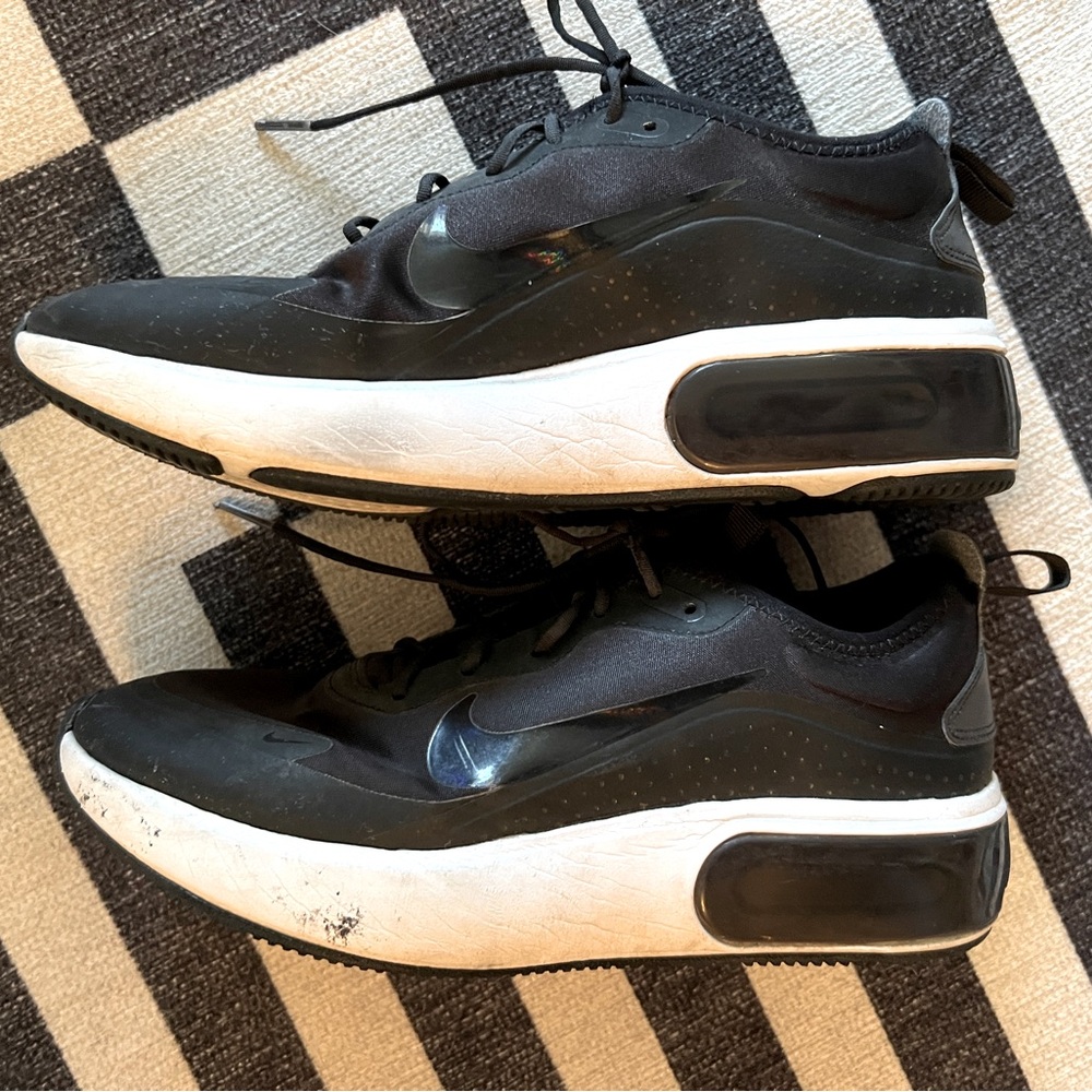 Nike Air Max - lightly used but in amazing condition!